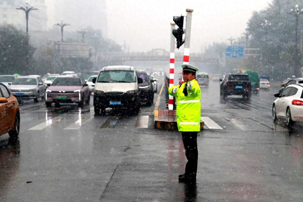 哈爾濱交警雨雪天氣出行指南_雨雪天氣哈爾濱交通安全提示_出行提示