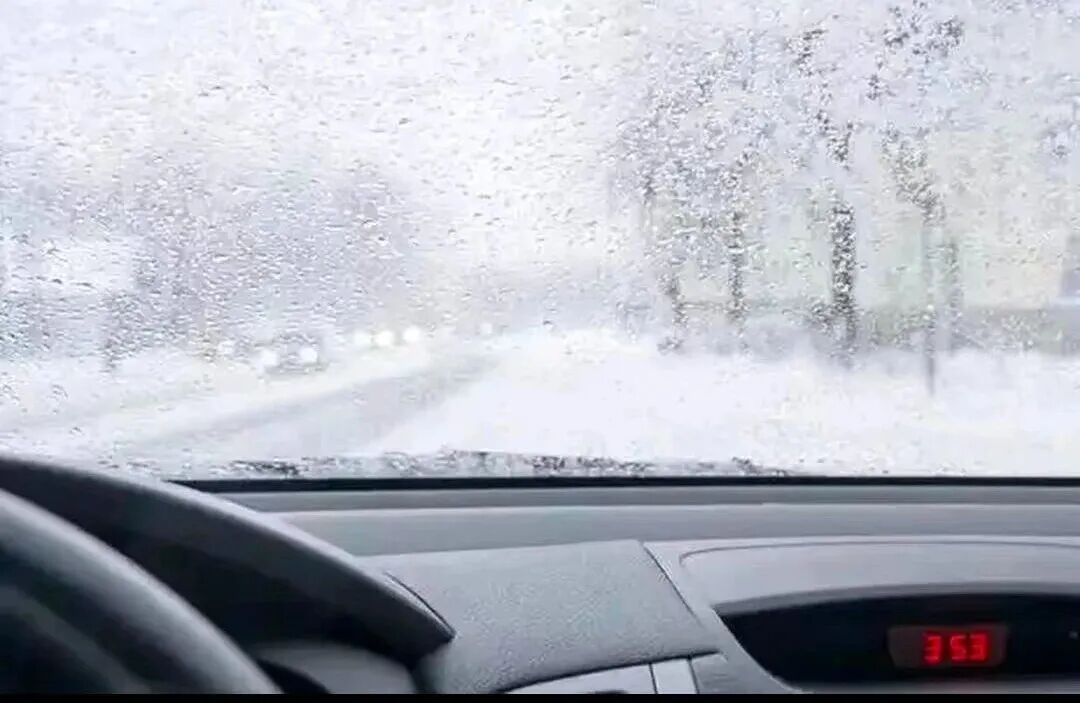 駕車出行清理車輛積雪檢查車燈剎車輪胎_出行提示_駕駛過程中控制車速保持車距使用燈光謹慎轉(zhuǎn)彎避免超車
