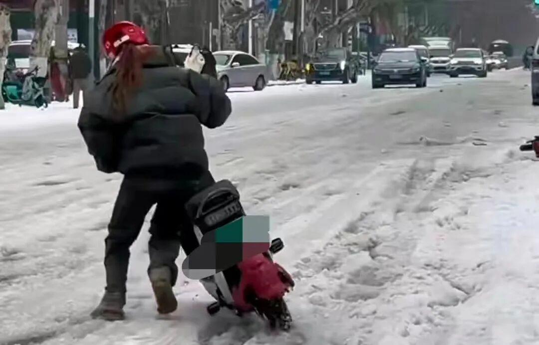 雪地駕駛技巧與安全_雪天駕車(chē)出行準(zhǔn)備_出行提示