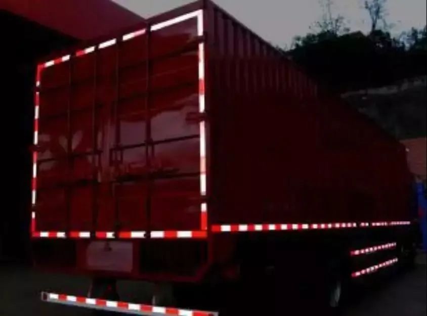 冬季貨車出行安全準(zhǔn)備_出行提示_冬季重型貨車駕駛安全注意事項(xiàng)