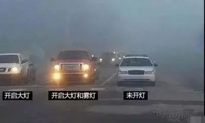 出行提示_繞車(chē)檢查車(chē)胎_雪天行車(chē)安全注意事項(xiàng)